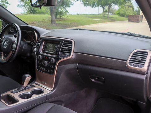 Used 2017 Jeep Grand Cherokee Laredo RWD image 22