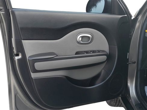 Used 2017 Kia Soul + image 15