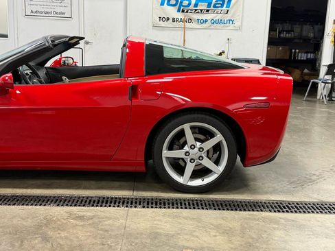 Used 2005 Chevrolet Corvette Coupe w/ 2LT w/ Preferred Equipment Group RWD image 16
