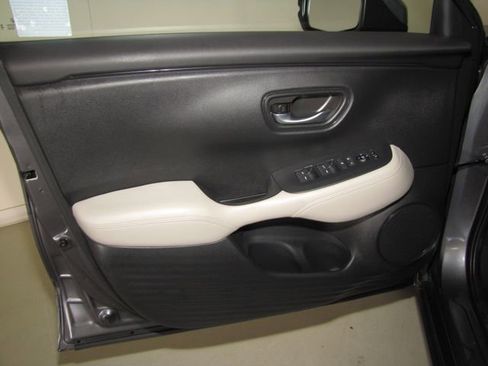 Certified 2025 Honda HR-V LX image 8