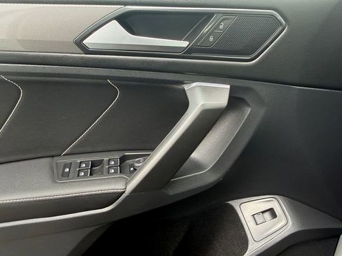 Used 2022 Volkswagen Tiguan SE w/ Panoramic Sunroof Package AWD/4WD image 11