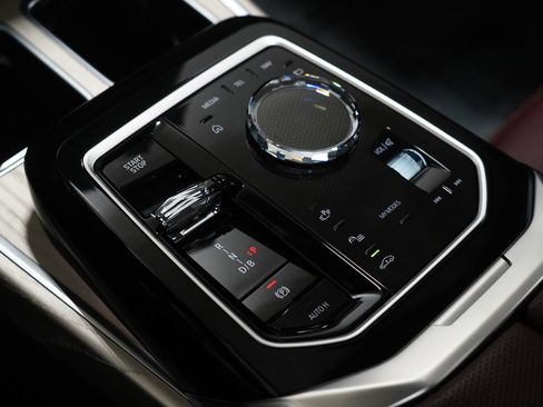 Used 2025 BMW i7 M70 w/ Executive Package image 28