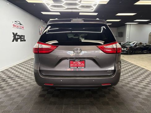 Used 2019 Toyota Sienna XLE w/ XLE Navigation Package FWD image 11