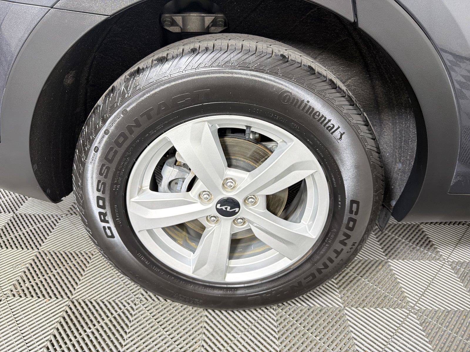Used 2023 Kia Sorento LX FWD image 15