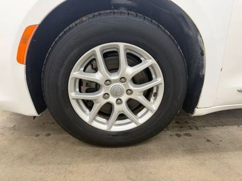Used 2020 Chrysler Pacifica Touring-L FWD image 28