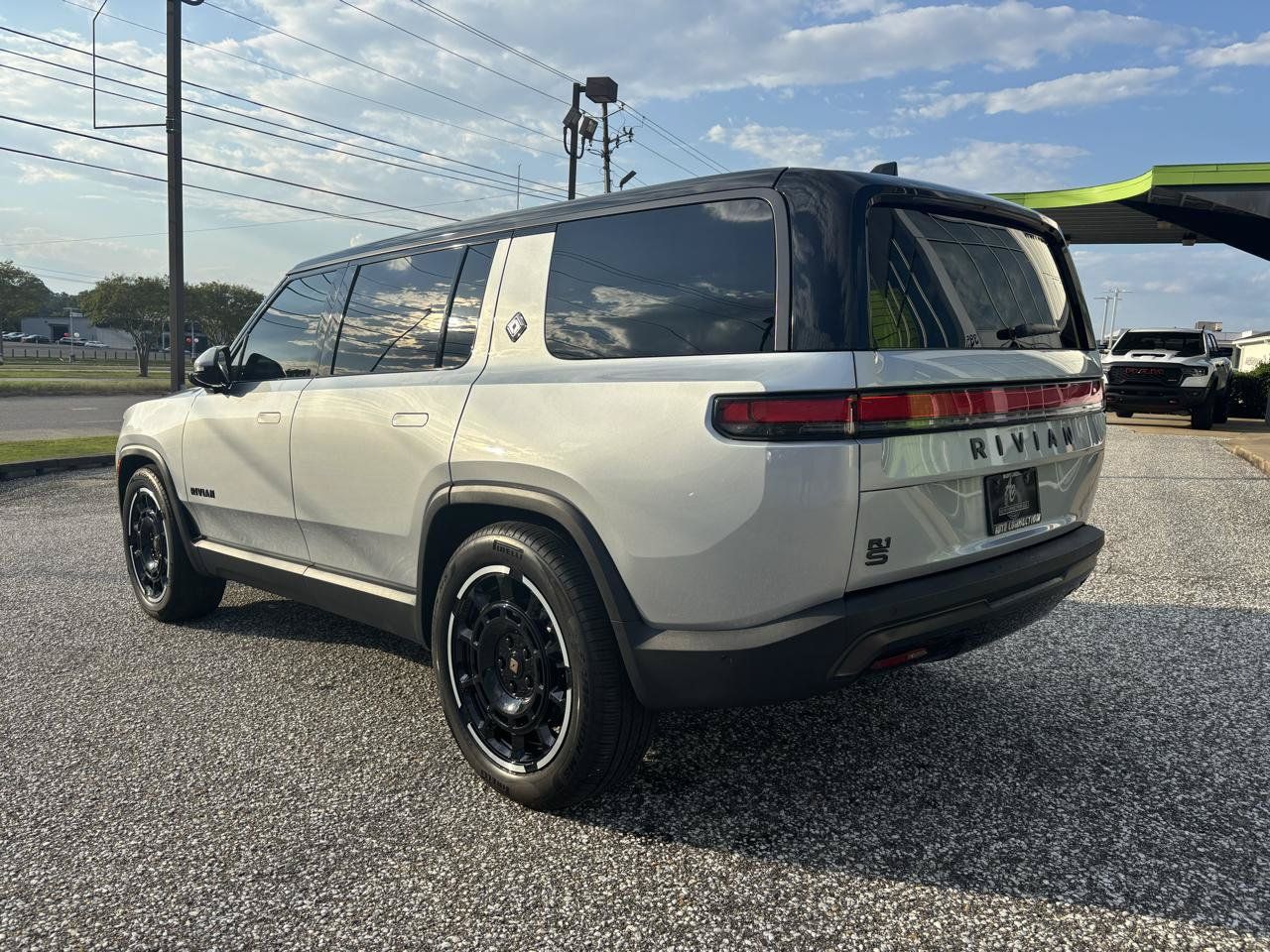 Used 2025 Rivian R1S Adventure Dual AWD/4WD image 3