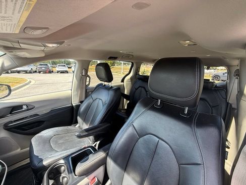 Used 2022 Chrysler Pacifica Touring-L FWD image 21