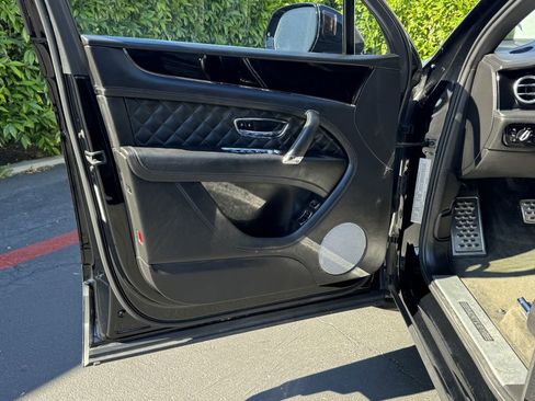 Used 2017 Bentley Bentayga image 14