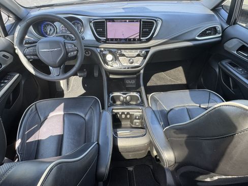 Used 2025 Chrysler Pacifica Limited FWD image 26