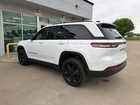 Used 2023 Jeep Grand Cherokee Altitude RWD image 4