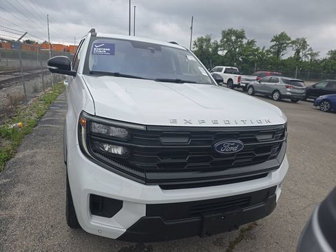Used 2025 Ford Expedition Active AWD/4WD image 2