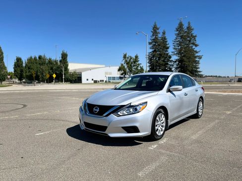 Used 2016 Nissan Altima 2.5 S w/ Power Driver Seat Package FWD image 2