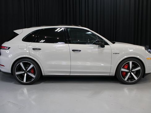 New 2025 Porsche Cayenne Turbo image 8