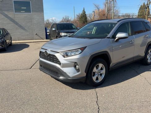 Used 2019 Toyota RAV4 XLE AWD/4WD image 4