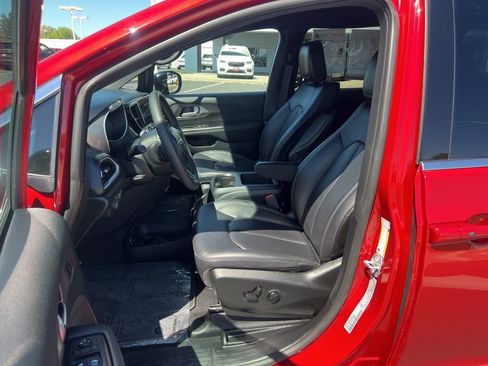 Used 2025 Chrysler Pacifica Select FWD image 16
