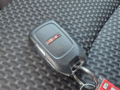 Used 2024 GMC Terrain SLE image 39