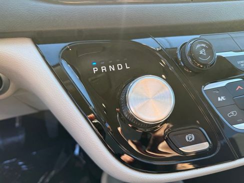 Used 2017 Chrysler Pacifica Touring FWD image 28