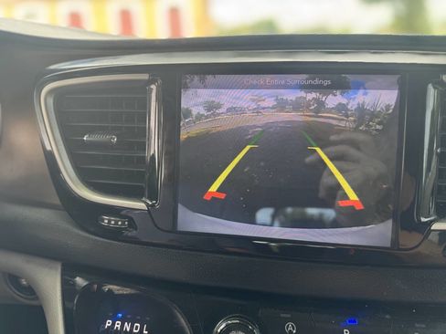 Used 2018 Chrysler Pacifica Touring-L w/ Premium Audio Group image 2