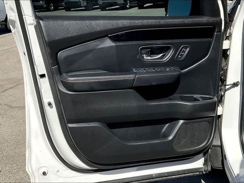 Used 2025 Honda Pilot TrailSport image 17