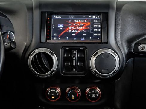 Used 2016 Jeep Wrangler Unlimited Sahara w/ Connectivity Group AWD/4WD image 24