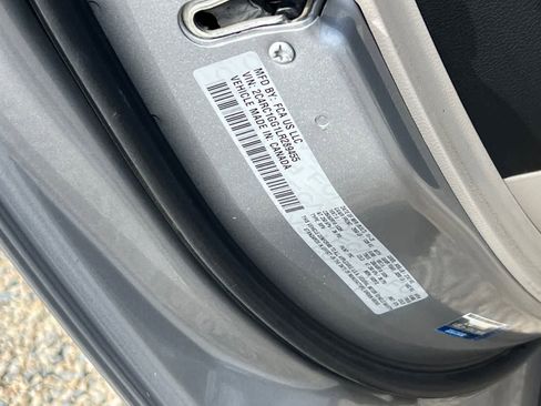 Used 2020 Chrysler Pacifica Limited FWD image 32