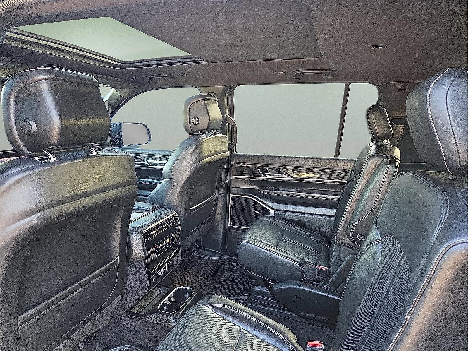 Used 2022 Jeep Wagoneer Series III w/ Premium Group I AWD/4WD image 10