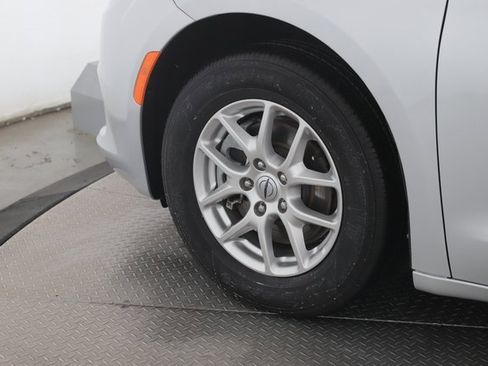 Used 2024 Chrysler Voyager LX image 13