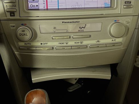 Used 2011 Toyota Camry XLE w/ SE/XLE Extra-Value Pkg image 26