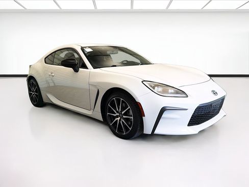 Used 2023 Toyota GR86 w/ ALL Weather Mat Package (TMS) RWD image 3