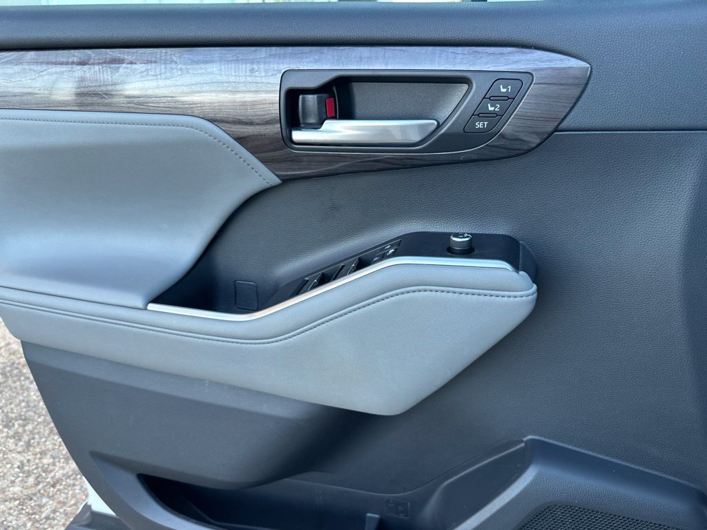 Used 2020 Toyota Highlander Limited FWD image 13