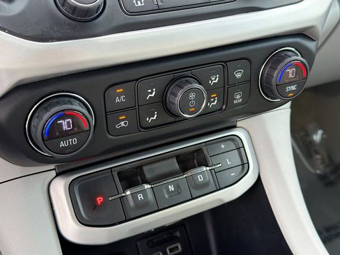 Used 2022 GMC Acadia SLT w/ Preferred Package FWD image 34