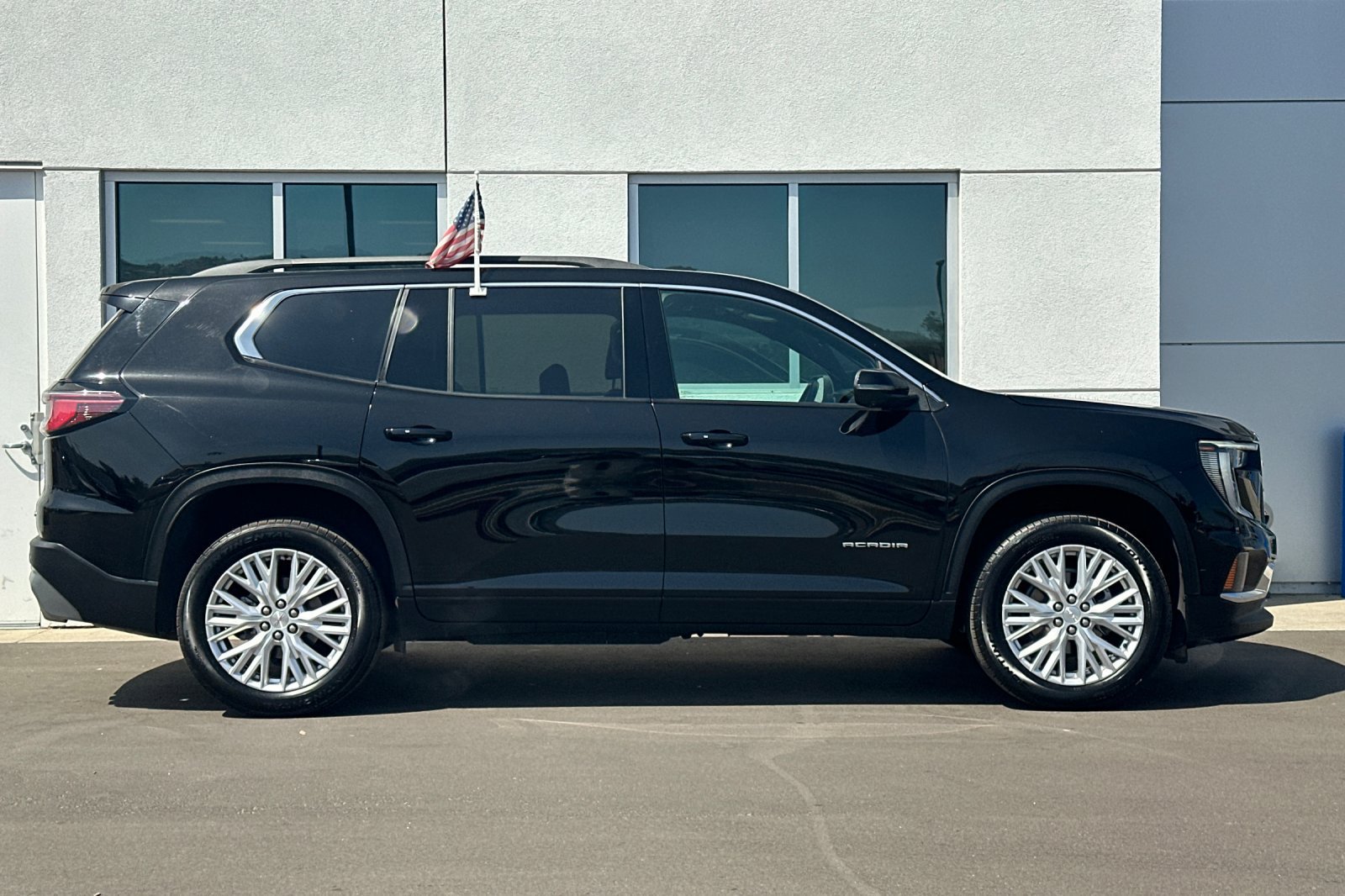 Used 2026 GMC Acadia Elevation w/ Elevation Premium Package FWD image 3