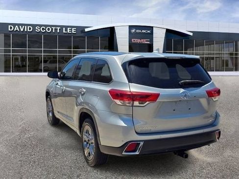 Used 2017 Toyota Highlander Limited Platinum FWD image 3