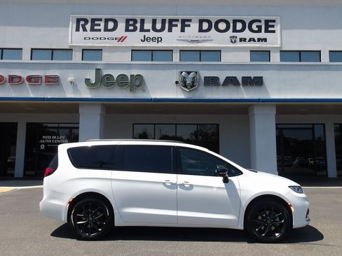 New 2025 Chrysler Pacifica Limited image 1