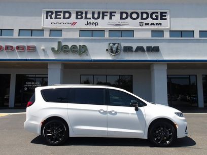 New 2025 Chrysler Pacifica Limited