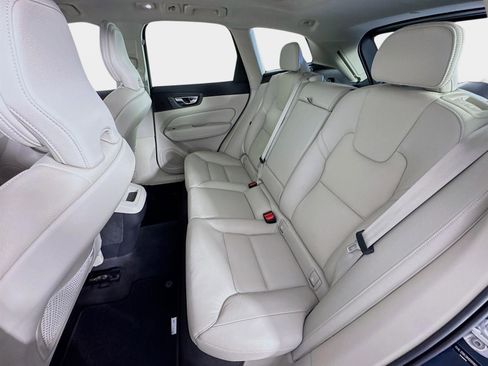 Used 2022 Volvo XC60 B5 Momentum w/ Climate Package image 23