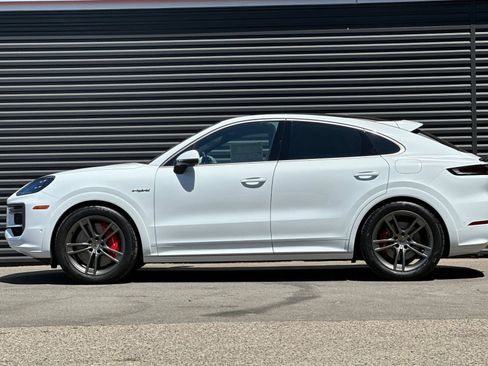 New 2025 Porsche Cayenne Turbo AWD/4WD image 2