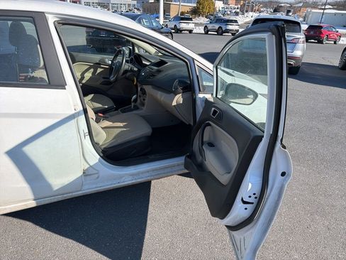 Used 2016 Ford Fiesta SE image 22