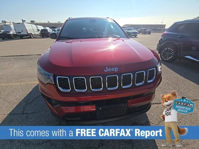 Used 2025 Jeep Compass Latitude w/ Sun & Sound Group AWD/4WD image 2