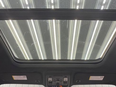 Used 2025 Chevrolet Suburban High Country image 32