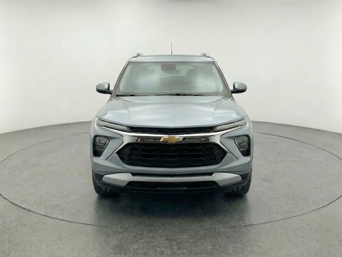Used 2025 Chevrolet TrailBlazer LT image 2