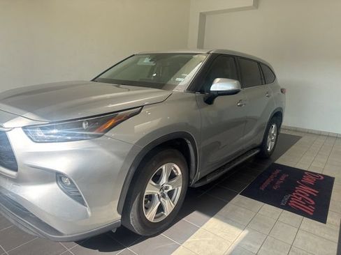 Used 2022 Toyota Highlander LE FWD image 3