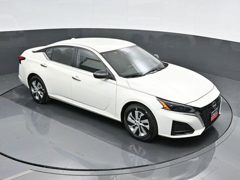 Used 2025 Nissan Altima 2.5 S FWD image 30