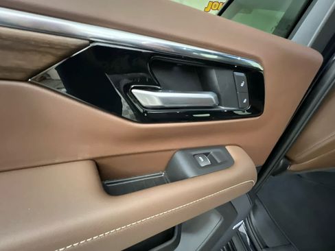 Used 2025 Chevrolet Suburban High Country image 23