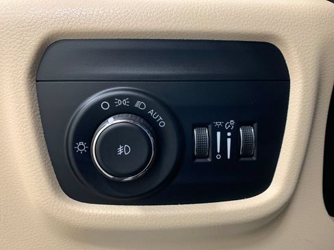 Used 2023 Jeep Grand Cherokee Limited w/ Luxury Tech Group II AWD/4WD image 17
