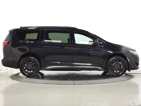 Used 2020 Chrysler Pacifica Touring-L w/ Premium Audio Group AWD/4WD image 11