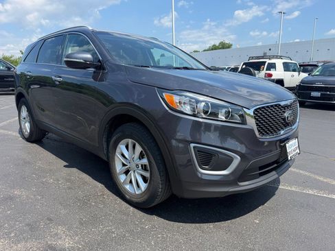 Used 2017 Kia Sorento FWD image 4