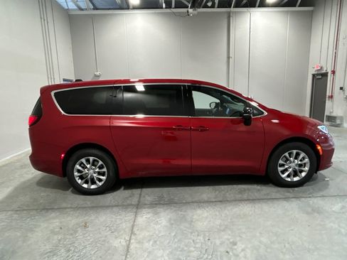 New 2026 Chrysler Pacifica Select image 5