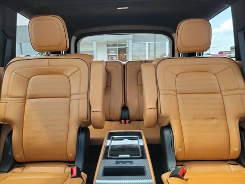 Certified 2024 Lincoln Aviator Black Label w/ Class IV Trailer Tow Package AWD/4WD image 17