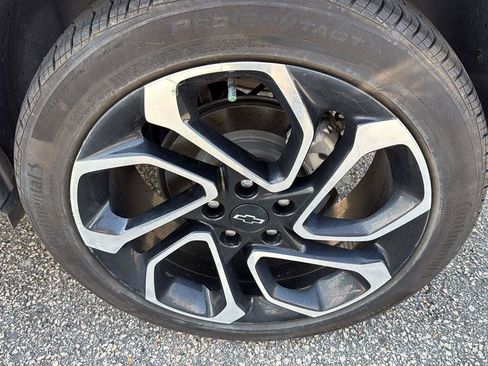Used 2024 Chevrolet Trax RS w/ Sunroof Package FWD image 24